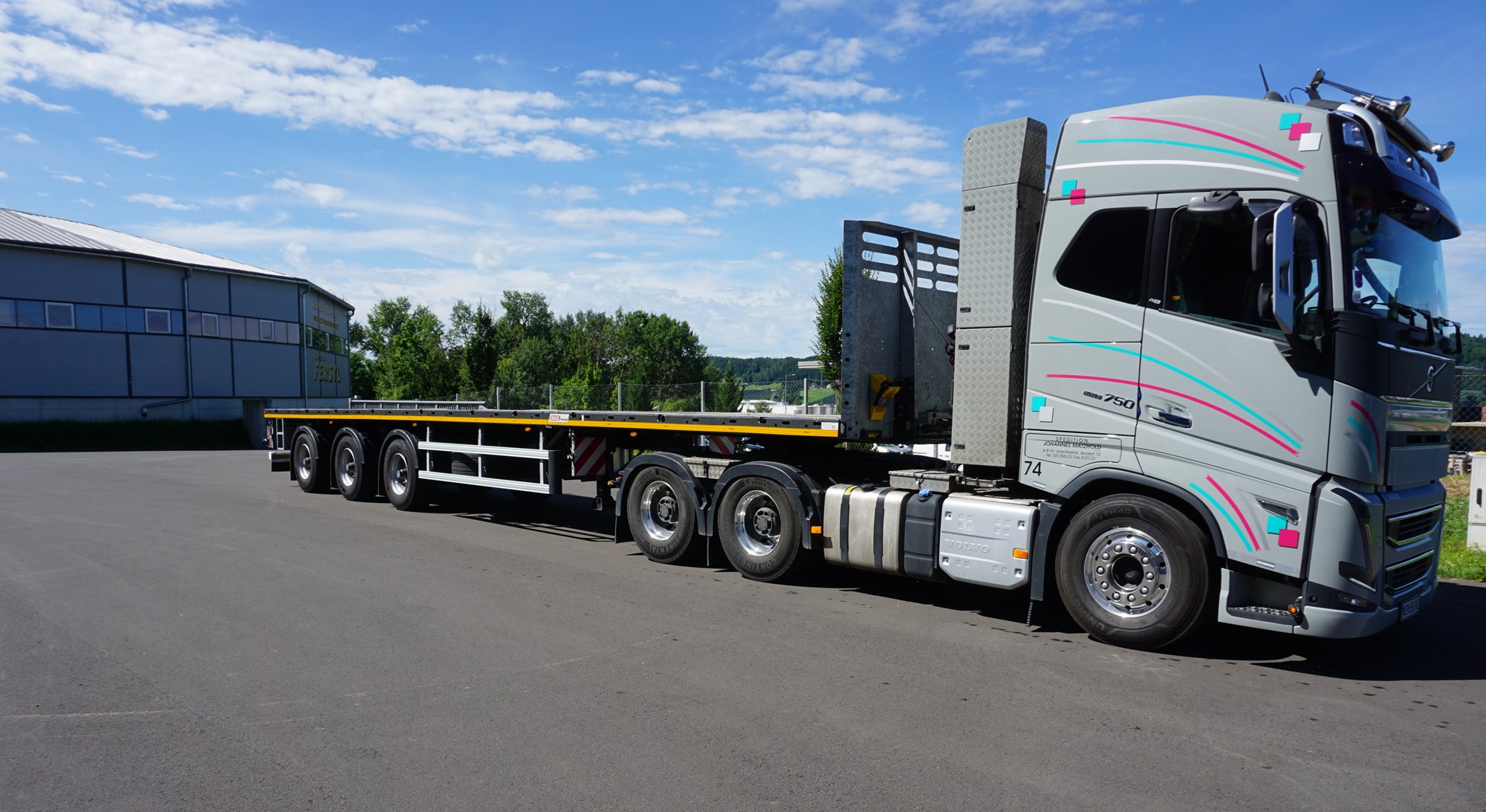 Tele-semi-trailer steered open